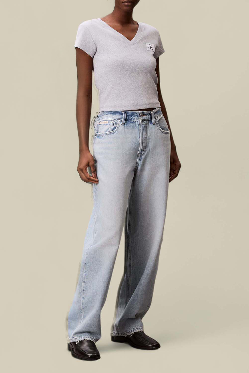 תמונת כל הלוק של חולצת טי ריב